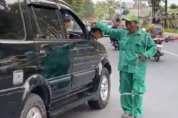 Kisah Salamun, Tukang Parkir Naik Haji usai Menabung di Celengan Kotak Kayu sejak 2005