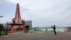Wisata Red Eiffel Tanjung Duriat, Menara Cantik di Pinggir Jatigede