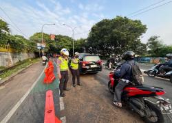 Petugas Polisi dan Damkar Berhasil Menangani Tumpahan Oli di Juanda Depok