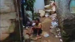 Viral! Menangis Histeris di Depan Rumah Gibran Minta Makan Malah Diguyur Air, Ada Apa?