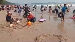 Libur Panjang, Pantai Carita Dipadati Ribuan Pengunjung