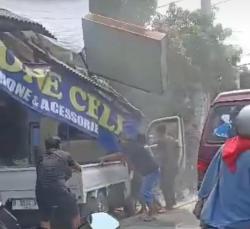 Sopir Lalai Tabrak Sepeda Listrik dan Kios Ponsel di Parung Panjang, Ibu dan Anak Luka Parah