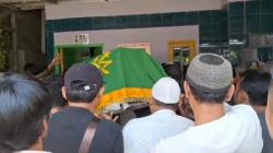 Jenazah Suprayogi Guru SMK Lingga Kencana Disambut Tangis Keluarga Saat Tiba di Rumah