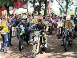 Seru! Kapolres Karanganyar Ikut Uji Adrenaline Trabas Kamtibnas Bareng 400 Crosser di Hutan Bromo