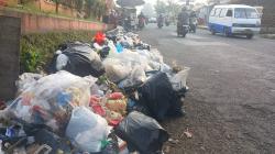 5 Hari Sampah Menumpuk di Jalan Perintis Kemerdekan, Ini Kata DLH Kota Tasikmalaya