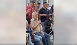 Iwan Fals Nyanyi Bareng Warga Lagu Kemesraan di Acara Sunatan Tetangga, Musisi Besar tapi Sederhana