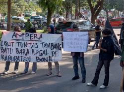 Tolak Tambang Batu Bara Ilegal di Bone, Mahasiswa Geruduk Mapolda Sulsel