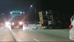 Kronologi Kecelakaan Truk Trailer VS Mobil Ekspedisi di Pantura Gresik, 2 Korban Luka Luka