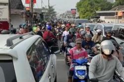 Macet Parah Nyaris tak Bergerak Jalan Benda Raya Tangsel, Buntut Pengerjaan Peninggian Jalan