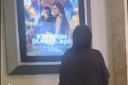 Viral Perempuan Tertawakan Seorang Ibu Lihat Poster Film di Bioskop, Ending-nya Mengejutkan