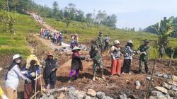 Dambakan Jalan Puluhan Tahun, Warga Cintadamai Kini Terobati oleh Program TMMD Kodim 0611/Garut