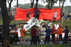 Satu Korban Pesawat Jatuh Terhempas di Luar, Dua masih Terjebak