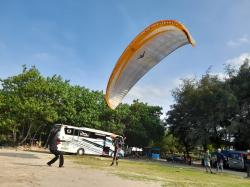 Jaring Atlet, Paralayang Tuban Rutin Latihan di Pantai Cemara Setiap Hari Minggu