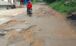 Akses Jalan Kabupaten Penghubung Sukaresmi-Cikalongkulon Rusak Dikeluhkan Warga