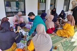 Atasi Masalah Sampah di Jogja, Dosen dan Mahasiswa UST Yogyakarta Latih Warga Buat Ecobrik