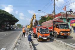 Pengecoran Jalan di Karangtengah Belum Kelar, Arus Lalu Lintas Jalur Pantura Demak Tersendat