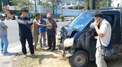 2 Mobil Tabrakan di Traffic Light, Terpental dan Hantam Toko