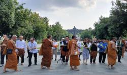 Biksu Thudong Tiba di Candi Borobudur usai Berjalan 60 Km dari Semarang