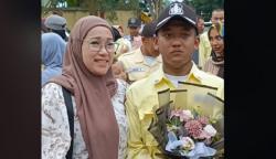 Seorang Ibu Menangis Haru Hadir di Pelantikan Anaknya sebagai Satpam Viral