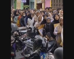 Potret Sulitnya Cari Kerja, Viral Ratusan Orang Antre Loker di Warung Seblak Ciamis!