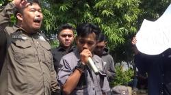 Puluhan Wartawan di Nganjuk Orasi dan Tabur Bunga Tolak RUU Penyiaran