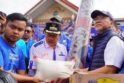 Kunjungi Lokasi Bencana di Agam, Zulhas Temui Pengungsi dan Berikan Sejumlah Bantuan