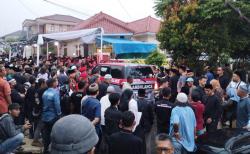 Suasana Haru Ribuan Warga Selimuti Kedatangan Jenazah Mantan Bupati Kuningan di Rumah Duka