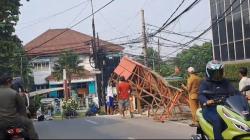 Truk Pisang Asal Lampung Bikin Ambruk Gapura di Serua Indah Ciputat, Sopir Ngaku Tersesat Maps