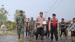 Patroli ke Pemukiman Warga Tergenang Banjir Rob di Pemalang, Personil TNI-Polri Bagikan Sembako