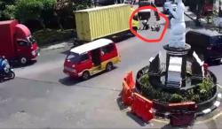 Pengendara Motor Jatuh dan Terlindas Truk di Purwakarta, Kaget Disetop Paksa Polisi