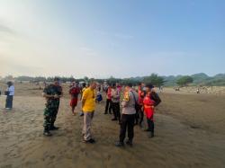 Seorang Wisatawan asal Banyumas Terseret Ombak di Pantai Jetis Cilacap