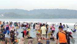 Libur Cuti Bersama Waisak, Pantai Pangandaran Dipadati Wisatawan Dari Berbagai Daerah