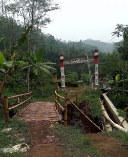 Netizen Keluhkan Kondisi Jembatan Kayu di Area Kandangan yang Membahayakan