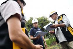 Tinjau Proses Perbaikan Jalan di Cirebon, Bey Harap Bisa Tingkatkan Perekonomian Masyarakat