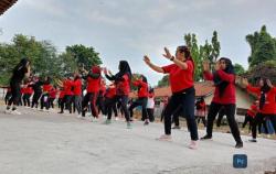 Ratusan Emak-emak Ikuti Senam Aerobic, Doakan Mbak Tika Jadi Bupati Kendal