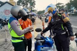 Satlantas Polres Metro Depok Tindak Tegas Pengendara Motor yang Lewat Trotoar di Margonda