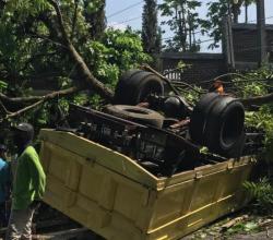 Truk Tabrak Dua Kendaraan di Cimahi, Polisi Masih Selidiki Penyebab Kecelakaan