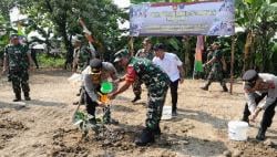 Penghijauan Sasaran TMMD Reguler ke-120 di Sukoharjo, Dandim dan Kapolres Kompak Tanam Pohon