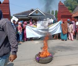 Warga Surakarta Cirebon Tuntut Kades Mundur Hingga Segel Kantor Desa