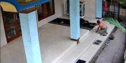 Viral! Aksi Nekat Pencurian HP Pengunjung Terekam CCTV Masjid di Bondowoso