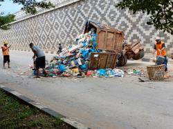 Truk Sampah Nyaris Terguling di Simpang Flyover Madani Batam, Muatan Tumpah ke Jalan