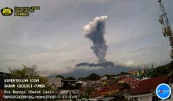 Gunung Marapi Erupsi dengan Letusan Abu 2000 Meter, Status Level Siaga