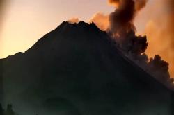 Gunung Merapi Muntahkan Awan Panas Guguran Sejauh 1 Km