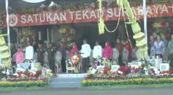 Puncak HUT Kota Surabaya ke-731 Potong Tumpeng untuk Warga di Halaman Balai Kota