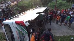 Bus Wisata Angkut 30 Orang Terguling di Tanjakan Ngargoyoso Karanganyar, 8 Penumpang Luka