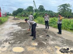 Sat Lantas Polres Mamuju Tengah,Gelar bakti sosial atasi Jalan Berlubang