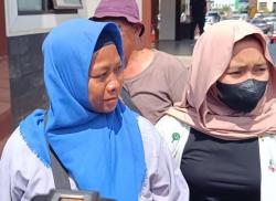 Datangi Polda Jabar, Orang Tua Bawakan Makanan Kesukaan Pegi Setiawan