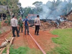 Polisi Datangi TKP Kebakaran Satu Rumah di Kampung Sukosari yang Diduga Karena Korsleting Listrik