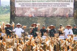 Kasad Panen Raya Jagung dan Singkong di Lahan Ketahanan Pangan Kostrad Ciemas Sukabumi