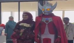 Pernikahan Unik, Pengantin Pria Pakai Kostum Ultraman, Netizen: Mbanya Gak Pake Kostum Power Ranger